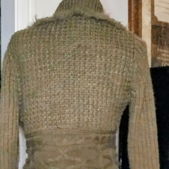 Cozy Bronzy/Beige Knit Sweater with Faux Fur Trim and Rosettes - Picture 5 of 7